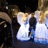 Zahlreiche Menschen besuchen am Samstagabend (30.11.24) die Würzburger Innenstadt. Neben dem Weihnachtsmarkt lockte die Aktion „Würzburger Lichterglanz“. Dieser beinhaltete neben verlängerten Öffnungszeiten vieler Geschäfte und des Weihnachtsmarktes unter anderem stimmungsvolle Illuminationen, Walking-Acts, Ballonglühen und weiteres Rahmenprogramm. Auch Weihnachtsengel mit beleuchteten Flügeln liefen durch die Stadt.