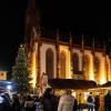Zahlreiche Menschen besuchen am Samstagabend (30.11.24) die Würzburger Innenstadt. Neben dem Weihnachtsmarkt lockte die Aktion „Würzburger Lichterglanz“. Dieser beinhaltete neben verlängerten Öffnungszeiten vieler Geschäfte und des Weihnachtsmarktes unter anderem stimmungsvolle Illuminationen, Walking-Acts, Ballonglühen und weiteres Rahmenprogramm. Auch Weihnachtsengel mit beleuchteten Flügeln liefen durch die Stadt.