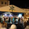 Zahlreiche Menschen besuchen am Samstagabend (30.11.24) die Würzburger Innenstadt. Neben dem Weihnachtsmarkt lockte die Aktion „Würzburger Lichterglanz“. Dieser beinhaltete neben verlängerten Öffnungszeiten vieler Geschäfte und des Weihnachtsmarktes unter anderem stimmungsvolle Illuminationen, Walking-Acts, Ballonglühen und weiteres Rahmenprogramm. Auch Weihnachtsengel mit beleuchteten Flügeln liefen durch die Stadt.