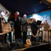 Zahlreiche Menschen besuchen am Samstagabend (30.11.24) die Würzburger Innenstadt. Neben dem Weihnachtsmarkt lockte die Aktion „Würzburger Lichterglanz“. Dieser beinhaltete neben verlängerten Öffnungszeiten vieler Geschäfte und des Weihnachtsmarktes unter anderem stimmungsvolle Illuminationen, Walking-Acts, Ballonglühen und weiteres Rahmenprogramm. Auch Weihnachtsengel mit beleuchteten Flügeln liefen durch die Stadt.