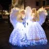Zahlreiche Menschen besuchen am Samstagabend (30.11.24) die Würzburger Innenstadt. Neben dem Weihnachtsmarkt lockte die Aktion „Würzburger Lichterglanz“. Dieser beinhaltete neben verlängerten Öffnungszeiten vieler Geschäfte und des Weihnachtsmarktes unter anderem stimmungsvolle Illuminationen, Walking-Acts, Ballonglühen und weiteres Rahmenprogramm. Auch Weihnachtsengel mit beleuchteten Flügeln liefen durch die Stadt.