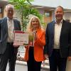 (v.l.): Bernd Fröhlich (Vorstandsvorsitzender der Sparkasse Mainfranken Würzburg und Vorsitzender des Stiftungsvorstandes), Landrätin Tamara Bischof und Gebietsdirektor Heiko Därr.