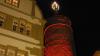 Die größte Adventskerze Bayerns leuchtet seit Freitagabend wieder in Kitzingen mit dem rot illuminierten Stadtturm.