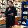 Moderator Michael Kraus (links) und Bundestagsabgeordnete Sevim Dağdelen bei einer Lesung und Diskussionsrunde in der Buchhandlung Neuer Weg in Würzburg.