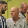 Denis Motscha (links) im Gespräch mit Trainer Norbert Senft beim SV Michelfeld.