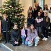 Schülerinnen und Schüler der Mittelschule Bad Neustadt haben wieder den Weihnachtsbaum der Tourist-Information der Rhön GmbH in Bad Neustadt geschmückt. Mit auf dem Foto sind (hinten links) Johannes Metz, Geschäftsführer der Rhön GmbH, sowie (hinten rechts) Lehrerin Bianca Englisch und Lehrer Ralf Streit sowie Landrat Thomas Habermann.