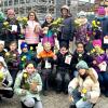 Kinder des ElisabethenHeims (4. Klasse) verschenken Rosen in der Innenstadt.