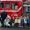 Kinder der Kita Sendelbach zusammen mit der Feuerwehr Lohr.