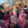 Auch St. Nikolaus (Walter Bauer) war bei den Kindern heiß begehrt und hatte auch kleine Geschenke dabei. Auch St. Nikolaus (Walter Bauer) war bei den Kindern heiß begehrt und hatte auch kleine Geschenke dabei.