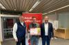 Symbolische Scheckübergabe (von links): Beratungscenterleiter Michael Junker, Bürgermeister Markus Schenk, Gebietsdirektor Heiko Därr