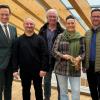 Im Bild (von links): Landrat Florian Töpper, Gesundheitsamtsleiter Matthias Gehrig sowie vom Passionsspielverein Klaus Büttner, Friseurmeisterin Ina Grätz-Seufert, Dirk Schwenzer, Elisabeth Trott und zweite Bürgermeisterin Sorya Lippert.