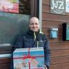 Das Team vom JuZ Marktheidenfeld, hier Roland Schwab, unterstützt die Aktion "Weihnachtstrucker" der Johanniter. Bis Dienstag, 10. Dezember, können Päckchen entsprechend der Packliste abgegeben werden.
