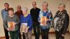 Auf dem Bild (von links): Rainer Ebert (Pfarrgemeinde), Klara Stephan (60 Jahre), Wolfgang Haas (stellv. Vorsitzender), Irma Hönninger (70 Jahre), Pfarrer Ralph Walterspacher (Präses), Hildegard Zettelmaier (60 Jahre) und Gisela Dees (Chorleiterin).