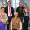 Die Künstler Reinhard Koch, Erika Groha, Angie Holloway, 1. Bürgermeister Oliver Schulze, Ingrid Schamberger, Otto Schröder, Simone Ludwig-Speth und Kerstin Geyer (von links).