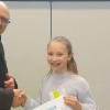 Schulleiter Ingolf John gratuliert der Siegerin Emma Hommel.