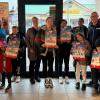 Das Foto zeigt Markus Wolf, Daniela Schmidt, Isabella Gedak und die Kids aus dem Kinderheim Geesdorf.
