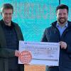 Timo Josten (links) von  der Tennisabteilung der Turngemeinde Veitshöchheim freut sich über die Unterstützung durch die VR-Bank Würzburg, hier vertreten durch Matthias Nothegger.