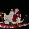 Mit dem Schlauchboot "Nessie" der Eltmanner Wasserwacht überquerten Nikolaus Alexander Größ und Engelchen Emily May mit samt ihrem Weihnachtsschlitten den Main.