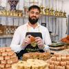 Jamal Alzoube hat Anfang des Jahres in Schweinfurt den Laden "Alzoube Luxussüßigkeiten" eröffnet. Dort verkauft er orientalische Süßigkeiten. Doch der Weg zum eigenen Laden war steinig.