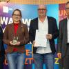 IHK-Präsidentin Caroline Trips (von links) ehrte Aurelia Stelle. Darüber freuten sich auch Carsten Klinge, Ausbilder bei SBB Beutler & Lang, und stellvertretender IHK-Hauptgeschäftsführer Jürgen Bode.