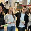 Am Eingang der Aula empfingen Schülerinnen der SMV die Besucher des Weihnachtsbasars, um sie über die vielseitigen Angebote des Weihnachtsbasars zu informieren. Am Eingang der Aula empfingen Schülerinnen der SMV die Besucher des Weihnachtsbasars, um sie über die vielseitigen Angebote des Weihnachtsbasars zu informieren.