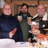 Der Verein Bergtheimer Wägelesbauer verkaufte beim Weihnachtsmarkt wieder allerlei Wurst. Sichtlich Spaß hatten dabei (von links) André Krenig, Marco Deschner und Klaus Deschner. Der Verein Bergtheimer Wägelesbauer verkaufte beim Weihnachtsmarkt wieder allerlei Wurst. Sichtlich Spaß hatten dabei (von links) André Krenig, Marco Deschner und Klaus Deschner.