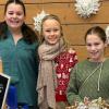 Schülerinnen der Unterstufe boten den Besuchern des Weihnachtsbasars der St.-Ursula-Schule viele liebevoll gestaltete Weihnachtsgeschenke an.