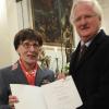 Malteser-Regionalleiter Franz Graf La Rosée überreicht Martina Mirus aus Würzburg die Berufungsurkunde zur Diözesanleiterin der Malteser in der Diözese Würzburg.