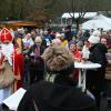 Mitten unters Volk mischte sich der Nikolaus auf dem Höchberger Christkindlmarkt. Nicht nur die Kinder waren begeistert.