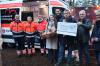 6600 Euro Spende überreichten die Organisatoren der Leinacher Waldweihnacht den Maltesern für den Herzenswunsch-Krankenwagen. Im Bild (von links) Lorenz Böck, Kilian Müller, Stefanie Steigerwald (alle Malteser), Weinkönigin Lisa Lehritter, Landtagsabgeordneter Björn Jungbauer,  Organisationschef Waldemar Amrehn, zweiter Bürgermeister Walter Klüpfel und Uwe Klüpfel, der Vorsitzende der Leinacher Waldweihnacht GbR.