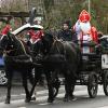 Mitten unters Volk mischte sich der Nikolaus auf dem Höchberger Christkindlmarkt. Mitten unters Volk mischte sich der Nikolaus auf dem Höchberger Christkindlmarkt.