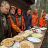 Florian Punt (Dritter von links) aus Burgeis, der südtiroler Partnergemeinde von Lohr, überrascht die Jäger mit einer typisch süditroler Brotzeit.