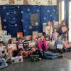 Fachoberlehrerin Petra Steinhoff und die Schülerinnen und Schüler der Klasse 3b mit den Päckchen für die Rumänienhilfe.