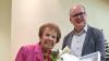 Erster Bürgermeister Achim Höfling bedankte sich bei Frau Göbel für ihr außergewöhnliches Engagement mit einem Präsent und einem Blumenstrauß.