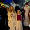 Nikolaus und Christkind in Begleitung von Knecht Ruprecht (in schwarz) und eines Engels.