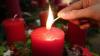 Echte Kerzen gehören einfach zum Adventskranz – aber wenn sie nach und nach kleiner werden und der Kranz trockener, ist Vorsicht geboten.