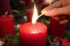 Echte Kerzen gehören einfach zum Adventskranz – aber wenn sie nach und nach kleiner werden und der Kranz trockener, ist Vorsicht geboten.