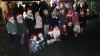 Die Kinder vom Behrunger Carnevals-Verein mit ihrer Trainerin Mandy Krause (hinten) lockten mit ihrem Auftritt am Mellrichstädter Weihnachtshaus viele Zuschauer an.