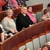 Nach der Vorstellung präsentieren sich die Kinder und Erwachsenen von Komm-In der Fotografin zum Erinnerungsfoto an das spannende Theaterstück "Der Lebkuchenmann". Nach der Vorstellung präsentieren sich die Kinder und Erwachsenen von Komm-In der Fotografin zum Erinnerungsfoto an das spannende Theaterstück "Der Lebkuchenmann".