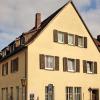 An Stelle dieses Hauses soll ein neues Wohn- und Ärztehaus entstehen. Der Marktgemeinderat wollte eigentlich der Baugenehmigung zustimmen, hat die Entscheidung jedoch verschoben.
