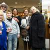 Rund 60 Menschen besuchen am Montag (09.12.24) die Christmas Diamond Night in dem Juwelierladen Edelmann und Belschner in der Schweinfurter Innenstadt. Unter die Gäste mischten sich unter anderem Julian F.M. Stoeckel (Entertainer), Micaela Schäfer (Erotikmodel), Arno Funke (früher Kaufhaus-Erpresser, heute Karikaturist) und Eva Jacob( Jacob Sisters).