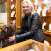 Rund 60 Menschen besuchen am Montag (09.12.24) die Christmas Diamond Night in dem Juwelierladen Edelmann und Belschner in der Schweinfurter Innenstadt. Unter die Gäste mischten sich unter anderem Julian F.M. Stoeckel (Entertainer), Micaela Schäfer (Erotikmodel), Arno Funke (früher Kaufhaus-Erpresser, heute Karikaturist) und Eva Jacob( Jacob Sisters).