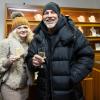 Rund 60 Menschen besuchen am Montag (09.12.24) die Christmas Diamond Night in dem Juwelierladen Edelmann und Belschner in der Schweinfurter Innenstadt. Unter die Gäste mischten sich unter anderem Julian F.M. Stoeckel (Entertainer), Micaela Schäfer (Erotikmodel), Arno Funke (früher Kaufhaus-Erpresser, heute Karikaturist) und Eva Jacob( Jacob Sisters).