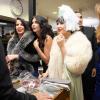 Rund 60 Menschen besuchen am Montag (09.12.24) die Christmas Diamond Night in dem Juwelierladen Edelmann und Belschner in der Schweinfurter Innenstadt. Unter die Gäste mischten sich unter anderem Julian F.M. Stoeckel (Entertainer), Micaela Schäfer (Erotikmodel), Arno Funke (früher Kaufhaus-Erpresser, heute Karikaturist) und Eva Jacob( Jacob Sisters).