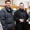 Rund 60 Menschen besuchen am Montag (09.12.24) die Christmas Diamond Night in dem Juwelierladen Edelmann und Belschner in der Schweinfurter Innenstadt. Unter die Gäste mischten sich unter anderem Julian F.M. Stoeckel (Entertainer), Micaela Schäfer (Erotikmodel), Arno Funke (früher Kaufhaus-Erpresser, heute Karikaturist) und Eva Jacob( Jacob Sisters).
