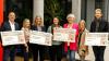 Spendenübergabe im Verwaltungsgebäude der Firmengruppe Riedel Bau. Im Bild von links: Michael Gündert (Initiative Junge Forscherinnen und Forscher), Uljana Bauer (Mitglied Jugend mit Zukunft), Elke Krug (soziale Dienste, Diakonisches Werk), Stefanie Riedel (Vorsitzende der Gert-Riedel-Stiftung und Aufsichtsratsvorsitzende Riedel Bau AG) Eva Dümmler (Vorsitzende von Jugend mit Zukunft), Mareike Seger (Mitglied von Jugend mit Zukunft) und Stefan Philipps (Vorstand Brücke).