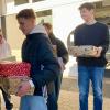 Die Schülerinnen und Schüler des FLSH Schloss Gaibach beim Verladen der Weihnachtspakete für Rumänien.
