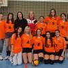 Die Erfolgsmannschaft der DPE: Petra Hanzec (Spielführerin), Brikena Preni, Sivan Sabri Hasan, Simona Cabahmatenco, Verginia Cabahmatenco, Emilii Cvetko, Kim Kovrlija, Alisa Stashkova, Valeriia Bai (Barbara Hanzec, Viktoriia Yurchenko und Amna Buljubasic sind ebenfalls Teil des Teams) mit ihren Sportlehrerinnen Nora Voit und Edith Marquard.