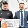 Freute sich über eine erfolgreiche Spendenaktion und die Unterstützung:  Gerhard Karl (links) vom FC Hopferstadt 1947, bei der  Übergabe mit Dominik Servatius von der VR-Bank Würzburg.