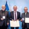 Bei der Preisverleihung in München (von links): Professor Dr.  Dr.  Bernd Sonnenschein, Hubert Aiwanger, Dr. Rüdiger Leimbeck.